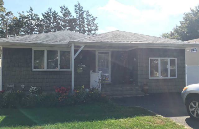 40 Pinelawn  Ave - 40 Pinelawn Avenue, Farmingville, NY 11738