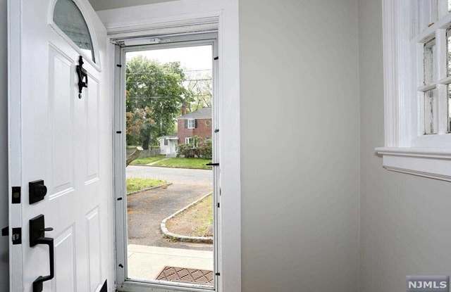 27 Pleasant Avenue Gallery 3