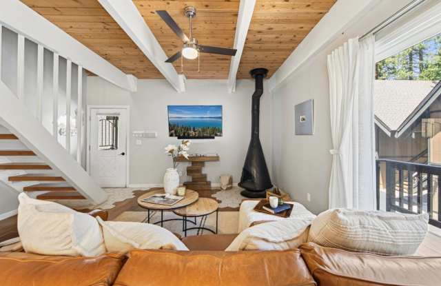 Spacious Condo with Balcony & Mountain Views Gallery 4