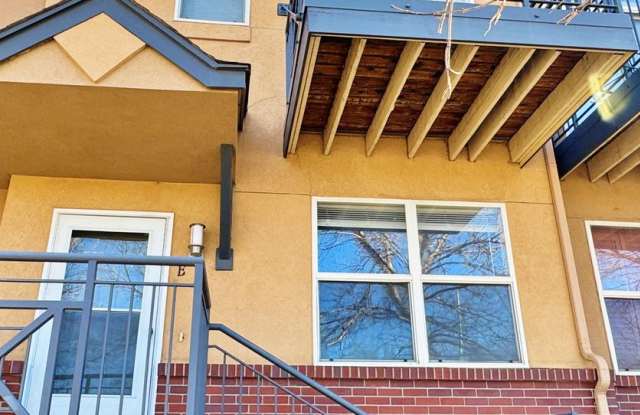 Spacious 2 Bed 2 Bath Townhome across from Aurora Mall and I-225, Close to Buckley SFB! - 14891 East Centrepoint Drive, Aurora, CO 80012