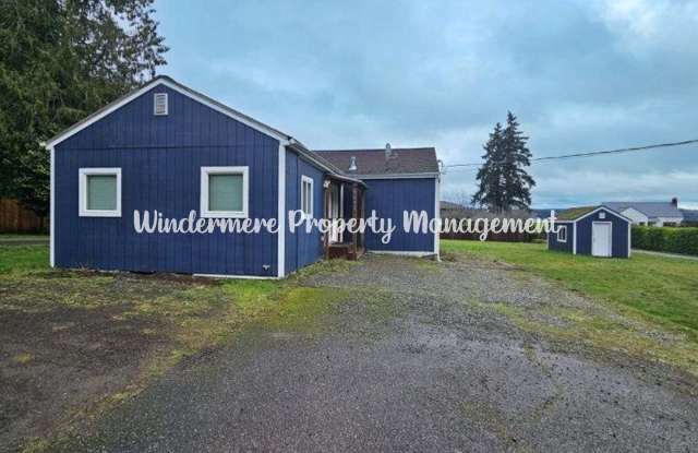 Conveniently located 2 bed with loft in Central Kitsap, Large yard photos photos