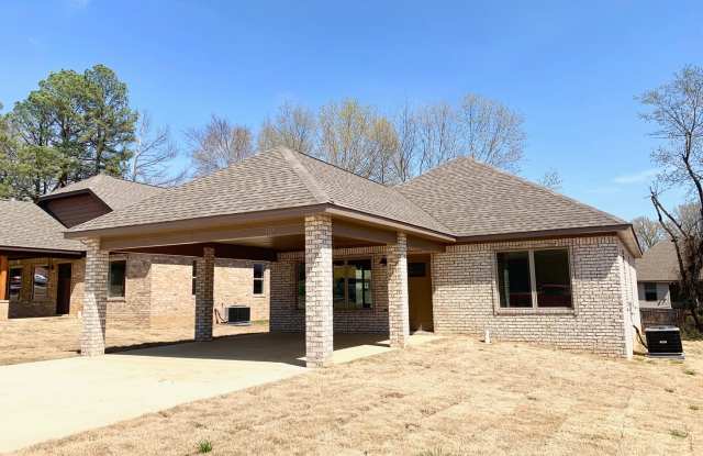 3 Bed, 2 Bath with Vaulted Living Space, Pantry, and Fenced Yard photos photos