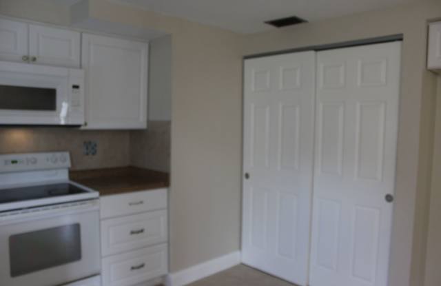 1 Bedroom 1 bath all utilities incl. Apt. Gallery 4