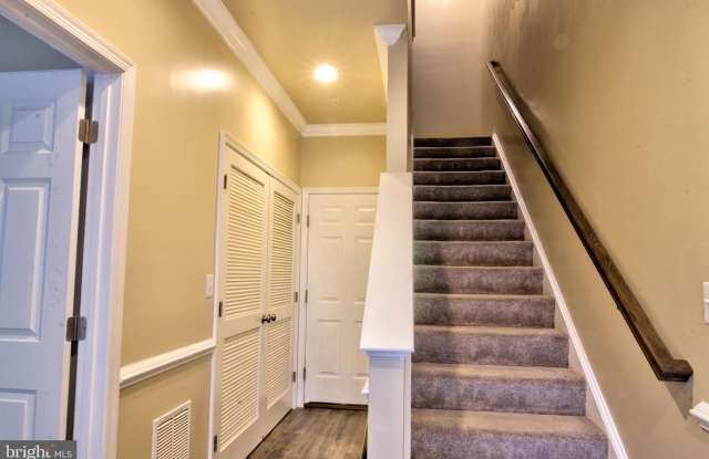 333 WHITE OAK Way Gallery 3
