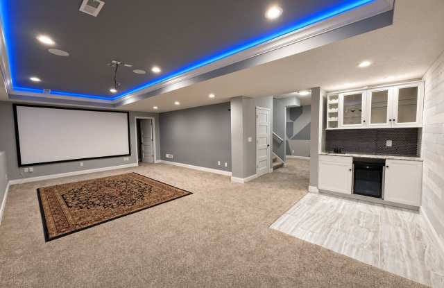Stunning 5Bed 3.5Bath Home in Eden Prairie Gallery 1