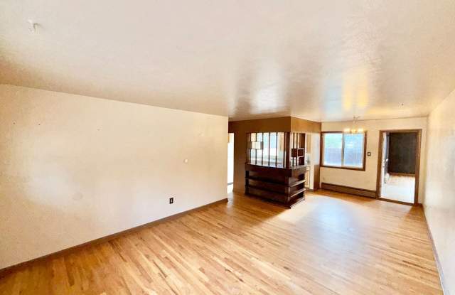 3 Bedroom Home with Mountain Views! Gallery 3