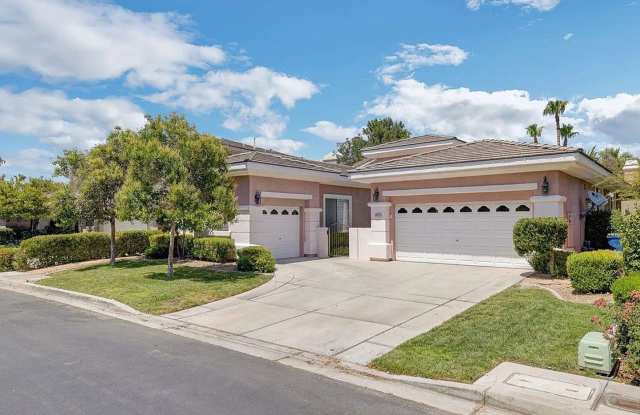 Stunning Single-Story Home with Pool and Spa in Guard-Gated Summerlin Gallery 1