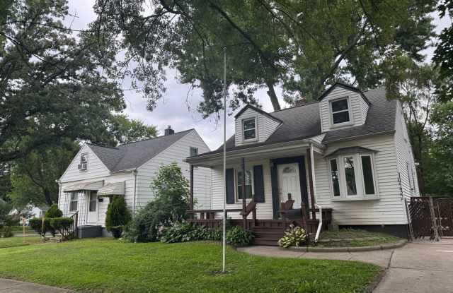Lovely 3 bedroom bungalow in Harper woods with basement and fenced in yard photos photos