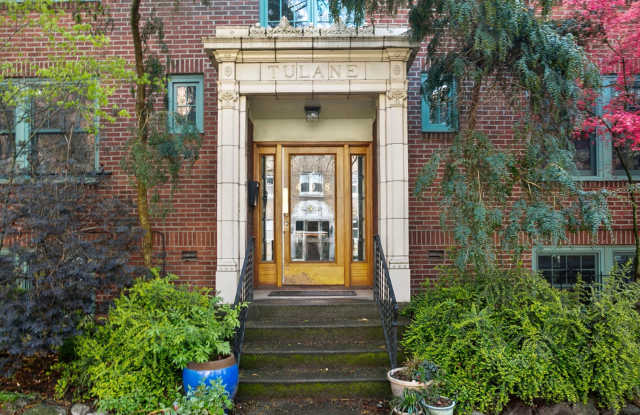 408 Bellevue Avenue East, Unit 302Unit 302 Gallery 3