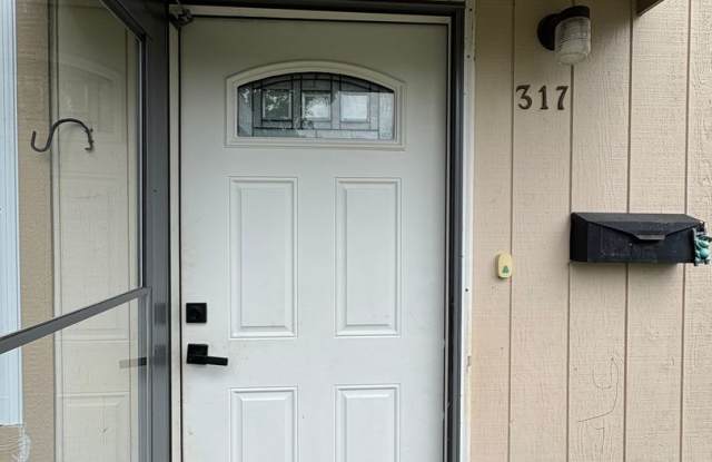 Delightful 2 Bedroom Bungalow Home-317 Woods Gallery 3
