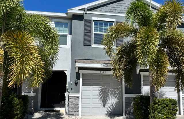 Partially Furnished/Unfurnished 3-bed, 2.5-bath townhome in Sarasota’s Bay Landing. Gallery 1