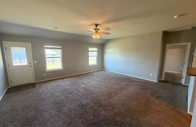 Beautiful 3 Bed 2 Bath in Moore Gallery 3