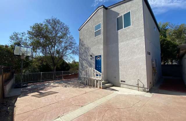 4BD/2BA, HUGE Yard! Gallery 1
