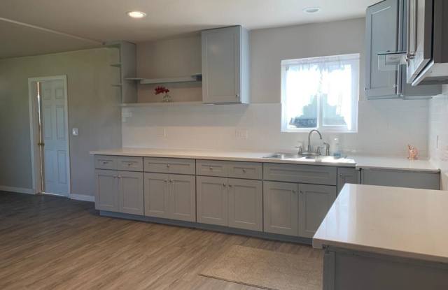 598 W Montrose Avenue - 598 West Montrose Avenue, Hemet, CA 92543