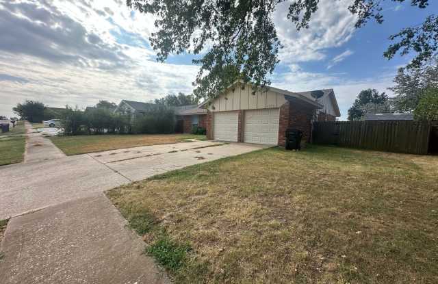 3 Bed, 2 Bath Brick Home w/2 Car Garage Gallery 3