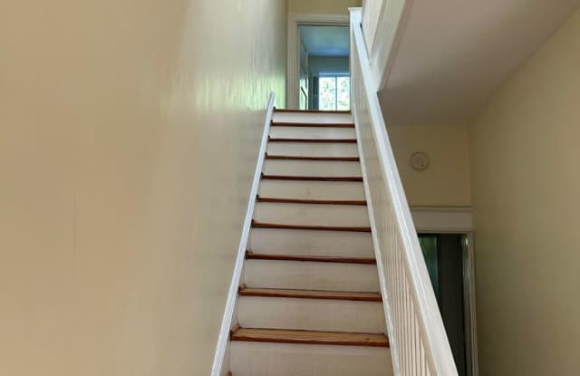 Charming Georgetown Row home with 3bdr 1.5 bath, Fireplace and Garden Gallery 4