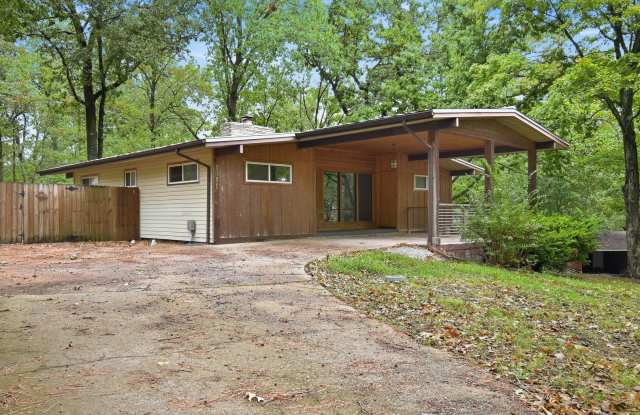 Charming Bella Vista Retreat | 3BR/2BA with Fireplace, Deck & Fenced Yard Gallery 3