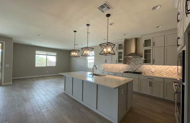 4 Bed / 3 Bath Energy-efficient home! Highly-desired community, Saguaros Viejos,in Oro Valley. photos photos