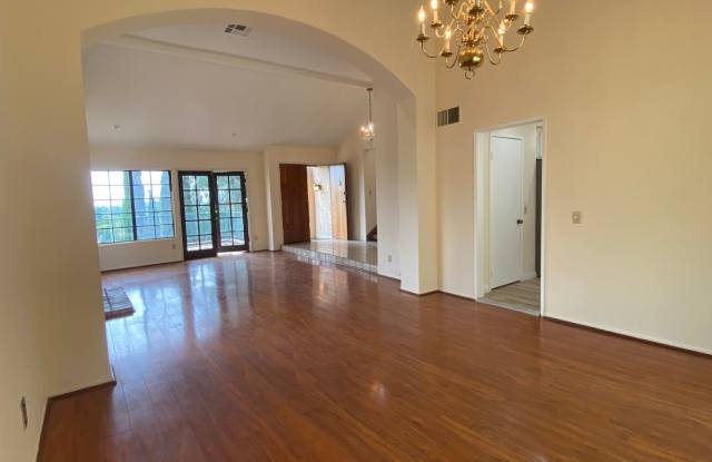 Beautiful Views, Spacious 4 bed 3.5 bath home West Hills Gallery 4