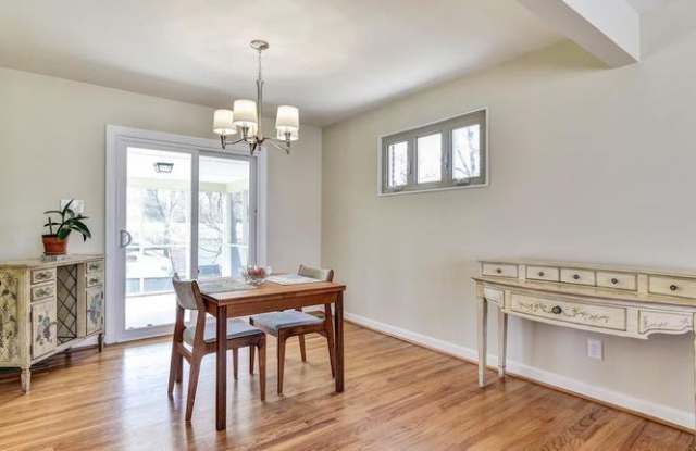 Beautiful bright 4BR 2.5 BA - nice upgrades, great location! Gallery 3