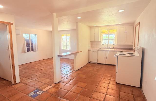 2925 North Estrella Avenue - 2 photos photos