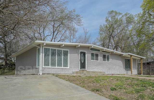 6212 N Park Ave - 6212 North Park Avenue, Gladstone, MO 64118