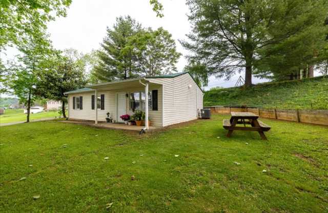 Cozy Radford Home on Forest Ave, Radford Gallery 3
