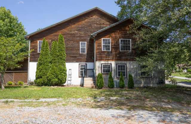 Spacious Home in Sugar Grove With Easy Access to Boone - 1434 U.S. 321, Cove Creek, NC 28679