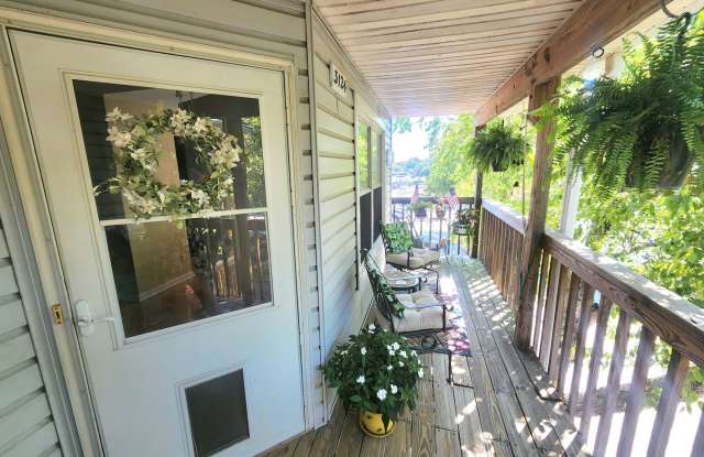 Top floor, corner unit condo off Shore Drive just two blocks from the bay! Gallery 3