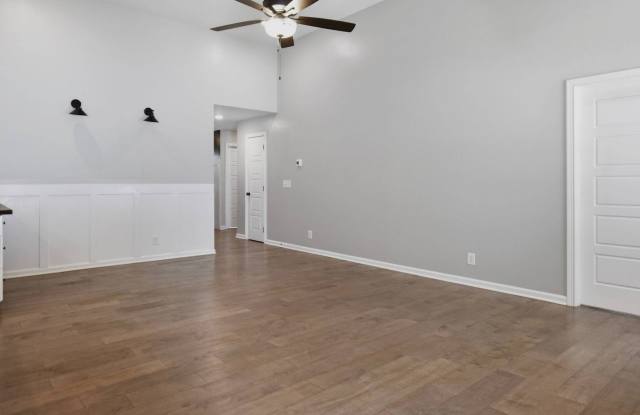 Like New Three Bedroom! Gallery 4