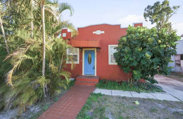 Charming 2BD/1BA Home with Fenced Backyard in Bradenton, FL photos photos