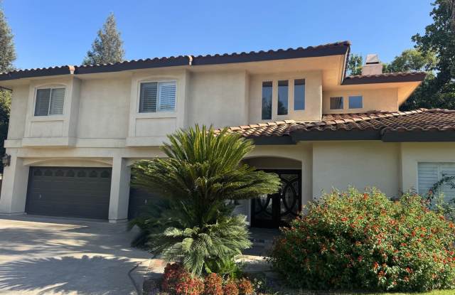Two story house located in The Lakes gated community photos photos