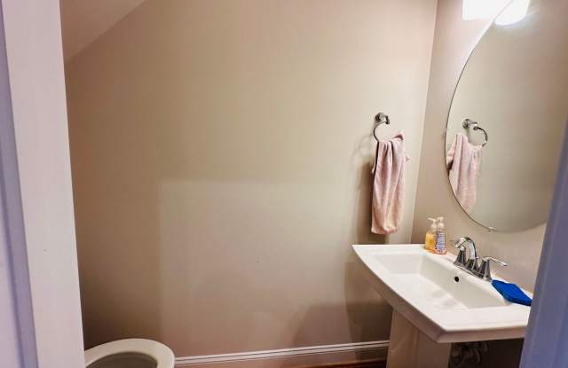 Modern 3 Bedroom, 2.5 Bath Townhouse Gallery 4