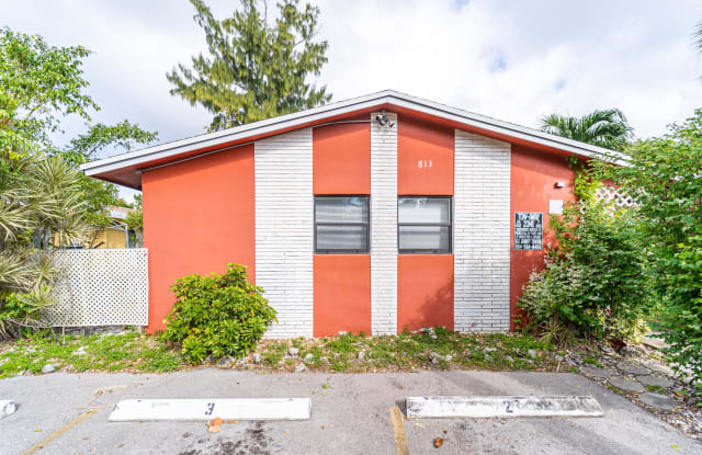 813 SW 29 ST - 2 - 813 SW 29th St, Fort Lauderdale, FL 33315