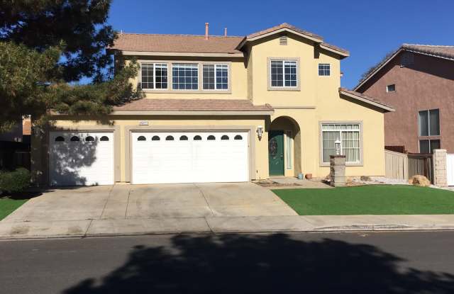 LARGE HOME WITH POOL! LOCATED CLOSE TO HWY 395, PARKS  SCHOOLS! photos photos