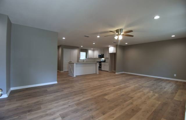 Newly Renovated Three Bedroom-2 Bathroom Brick Home! Gallery 4