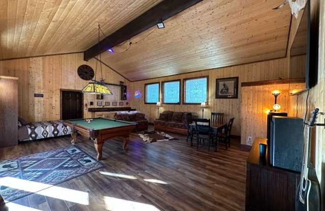Studio Apartment in Deschutes River Woods Gallery 3