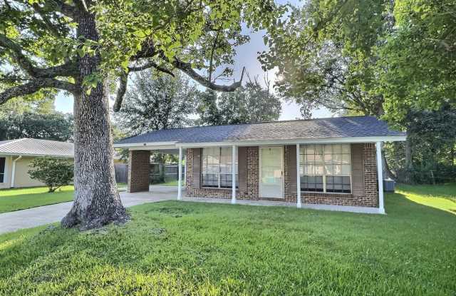 3-Bedroom Home Near Downtown Ocean Springs in the Golf Cart District - 123 Stennis Avenue, Ocean Springs, MS 39564