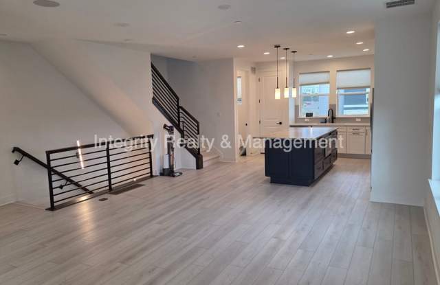 3 Bed/3 Bath, 1855 Sqft - 11014 E Hinsdale Cir Gallery 4