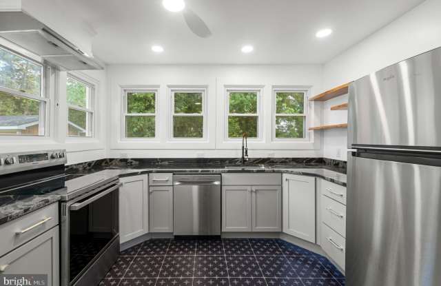 422 CLIFFORD Street W photos photos
