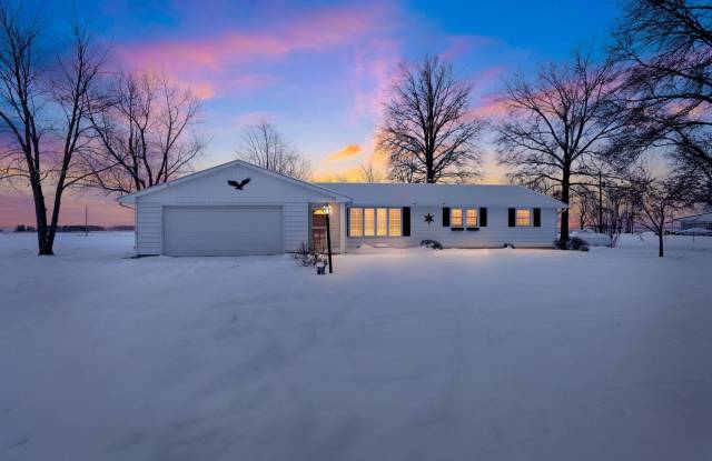 Charming 3BR House in Woodburn. With large yard and beautiful patio photos photos
