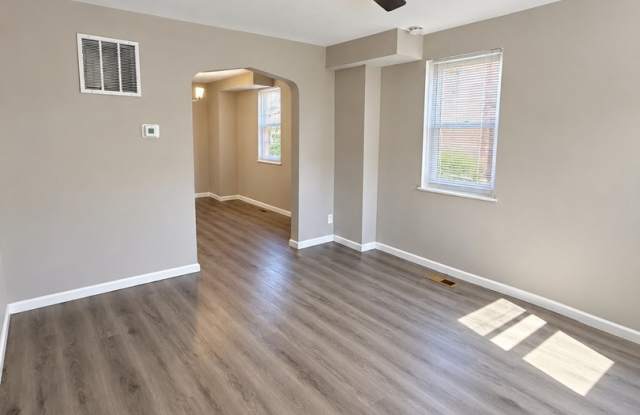 Charming Townhome with Private Deck & Fenced Yard Gallery 4
