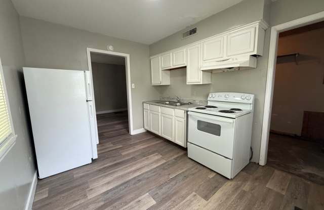 For Rent: 2204 S Vine St Cozy 3 Bedroom Home! Gallery 4