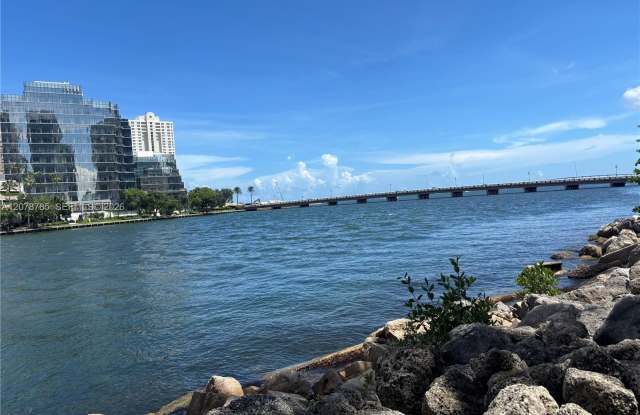 475 Brickell Avenue Gallery 3