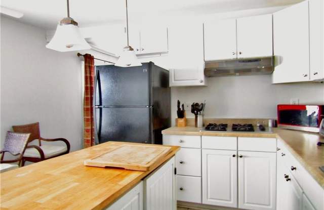702 East Broadway Gallery 3
