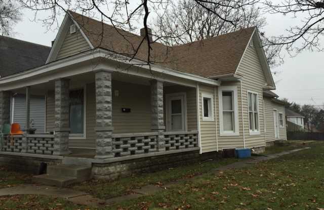 3Bed/2Bath House with Off-Street Parking, Washer/Dryer. Close to Bus Route & Pet Friendly photos photos