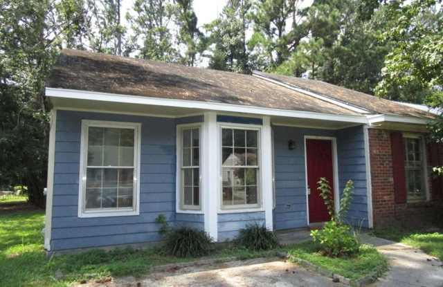 Charming two bedroom two bath duplex located close to Camp Lejeune, area beaches, shopping and restaurants. - 1503 Tramway Court, Piney Green, NC 28544