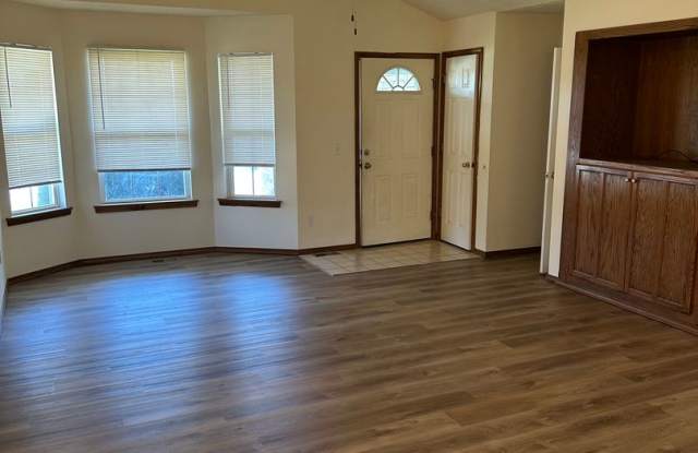 All brick 3 bed 2 bath home in Nixa. Gallery 4