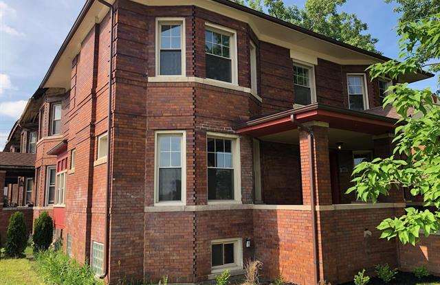 401 E EDSEL FORD Freeway Gallery 3