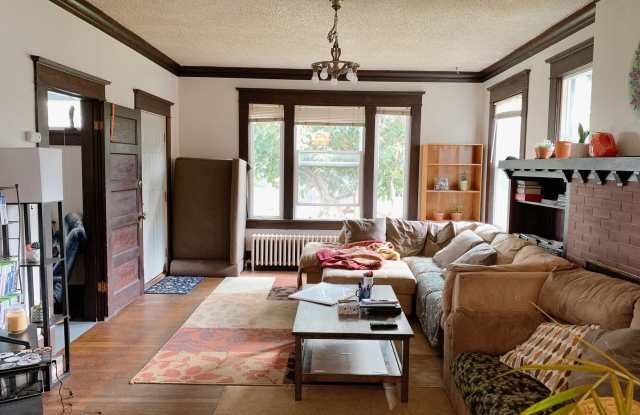 PRELEASE: 6+ bdrm/2 bath in the York Neighborhood! photos photos